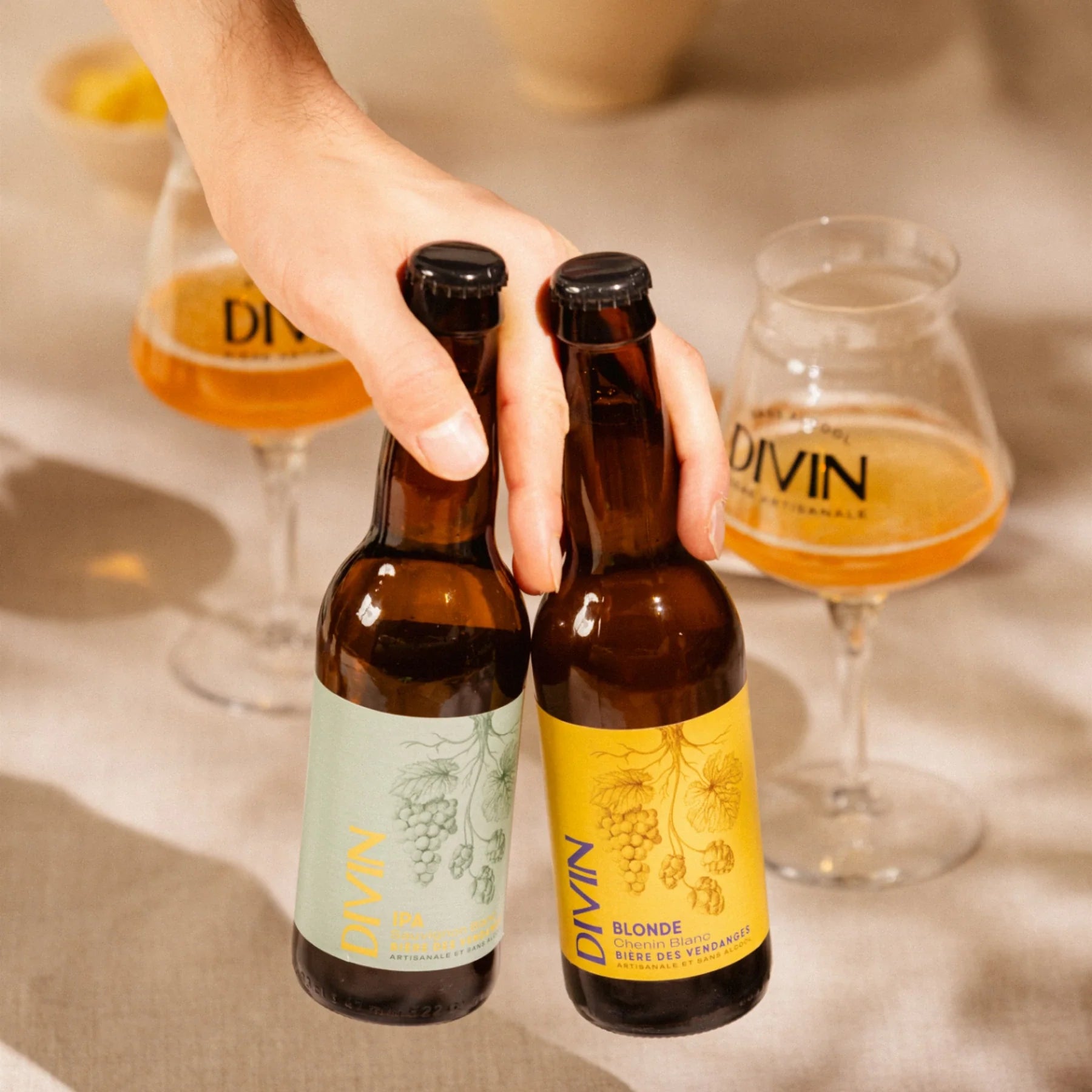 Divin alcohol-free beer Blonde and IPA bottles together.