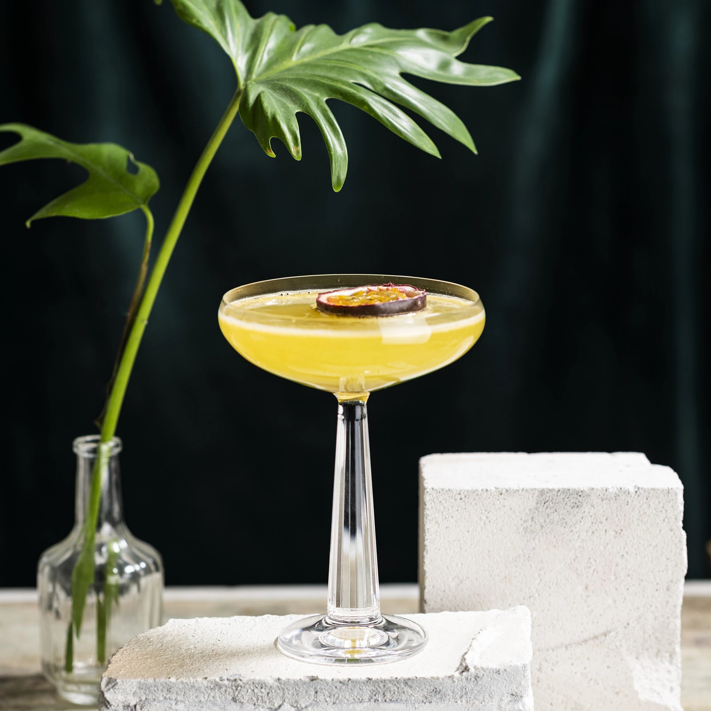 Botaniets Ginger & Yuzu alcohol-free cocktail in pornstar martini style with tropical fruit garnish.