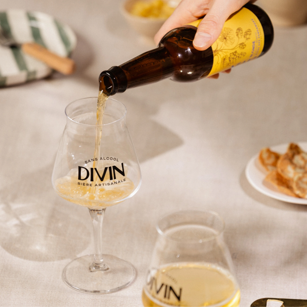 Divin Blonde alcohol-free beer 0.2% pouring into glass.