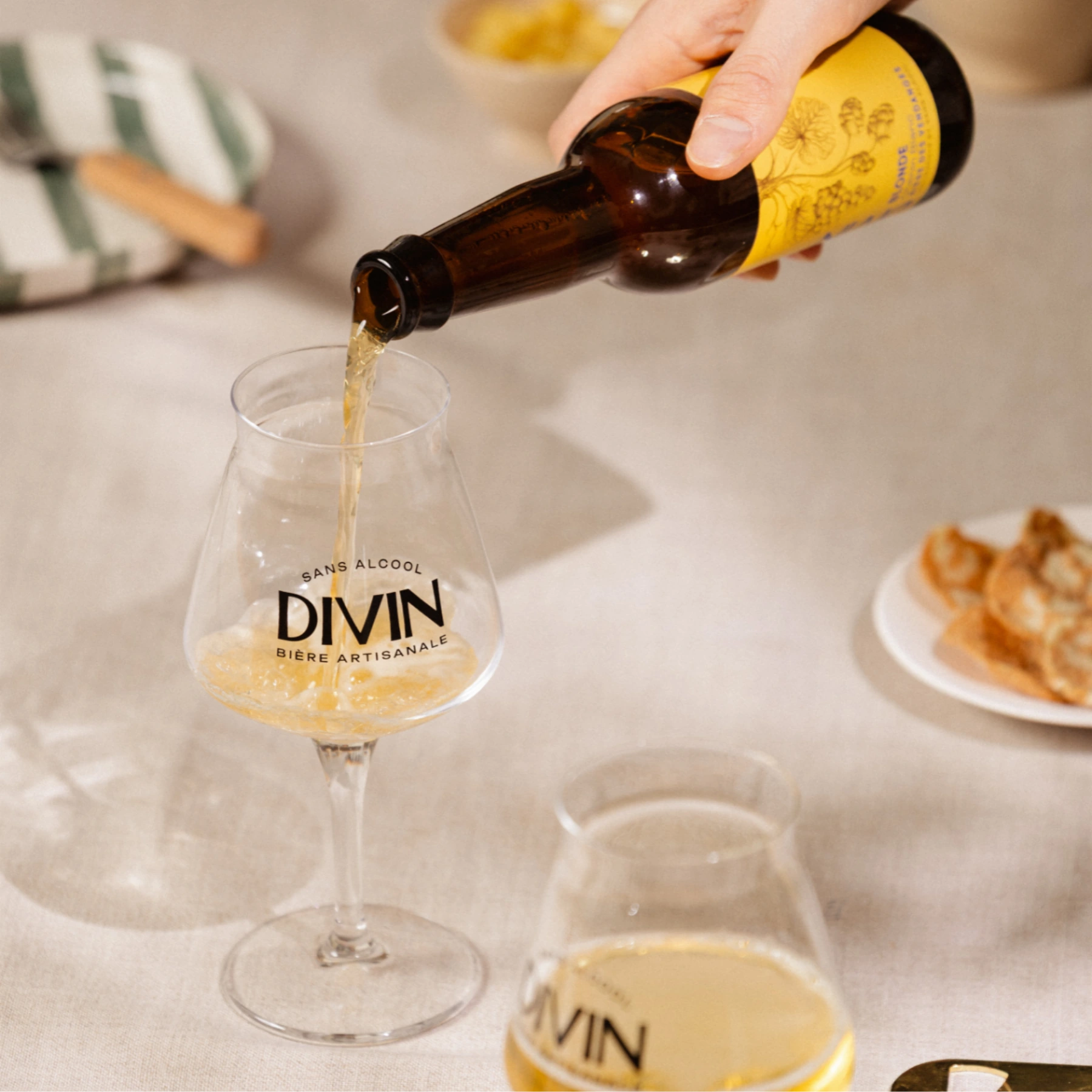Divin Blonde alcohol-free beer 0.2% pouring into glass.