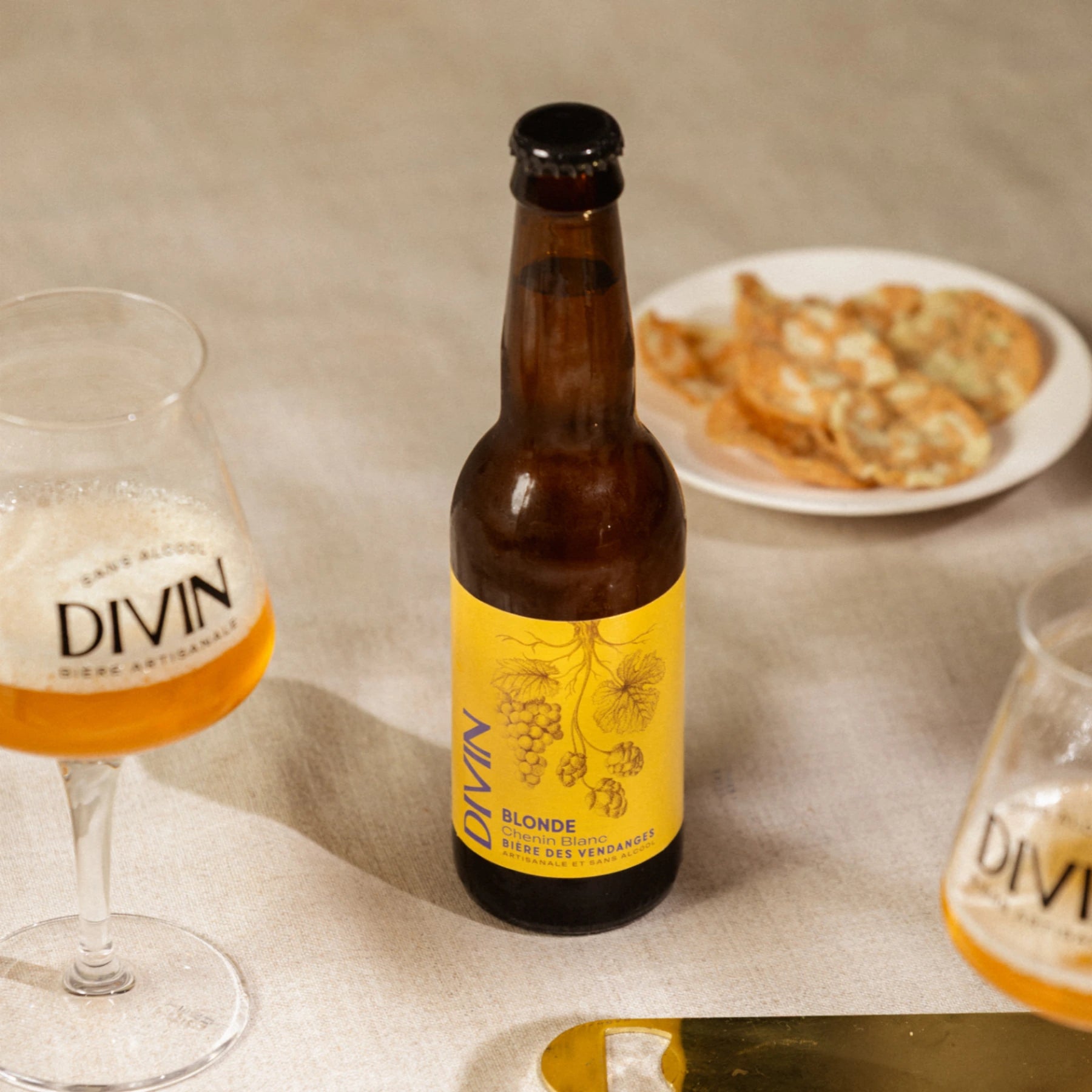 Divin Blonde alcohol-free beer 0.2% served in glass with food.