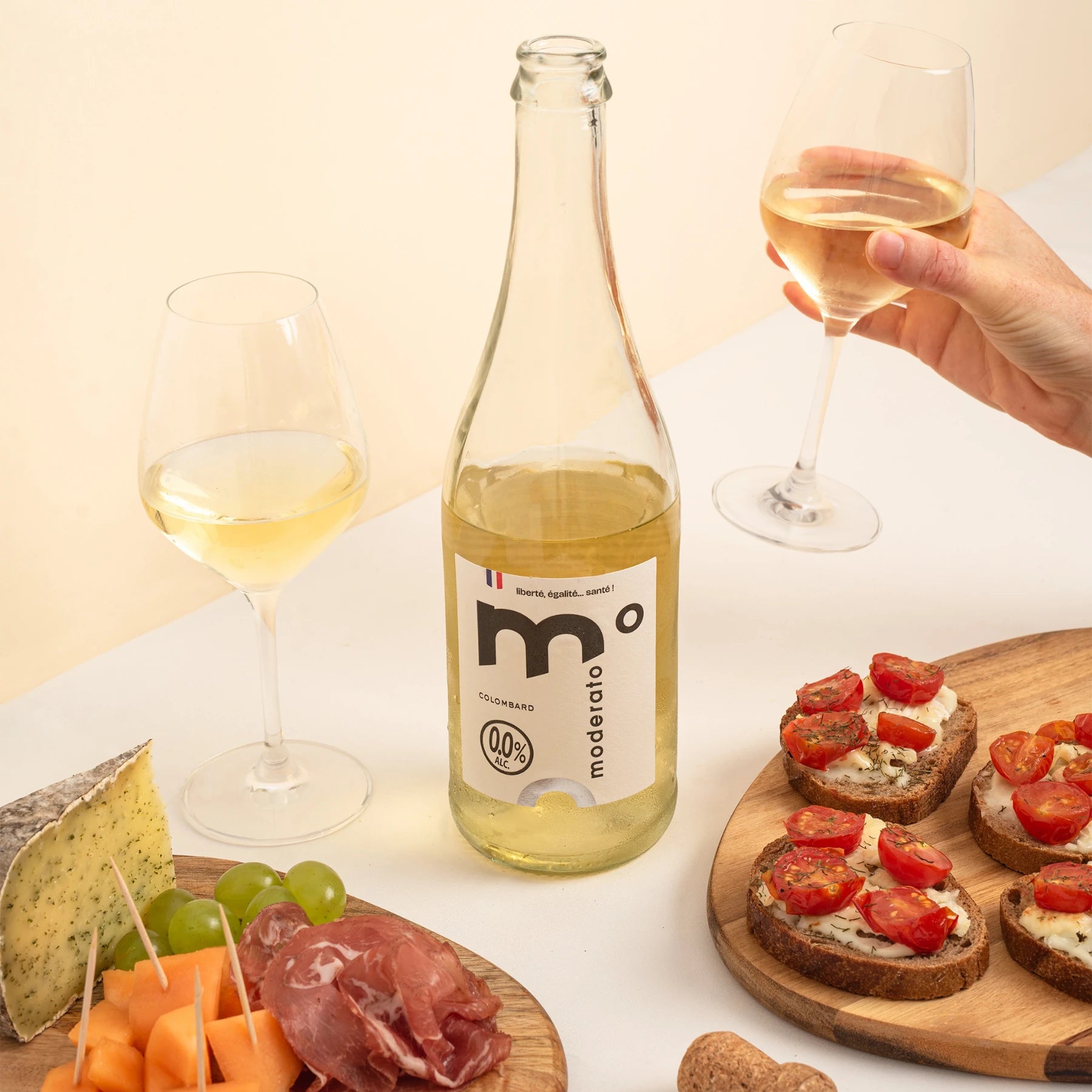 Moderato alcohol-free sparkling wine served with bruschetta, cheese and grapes, aperitivo moment.