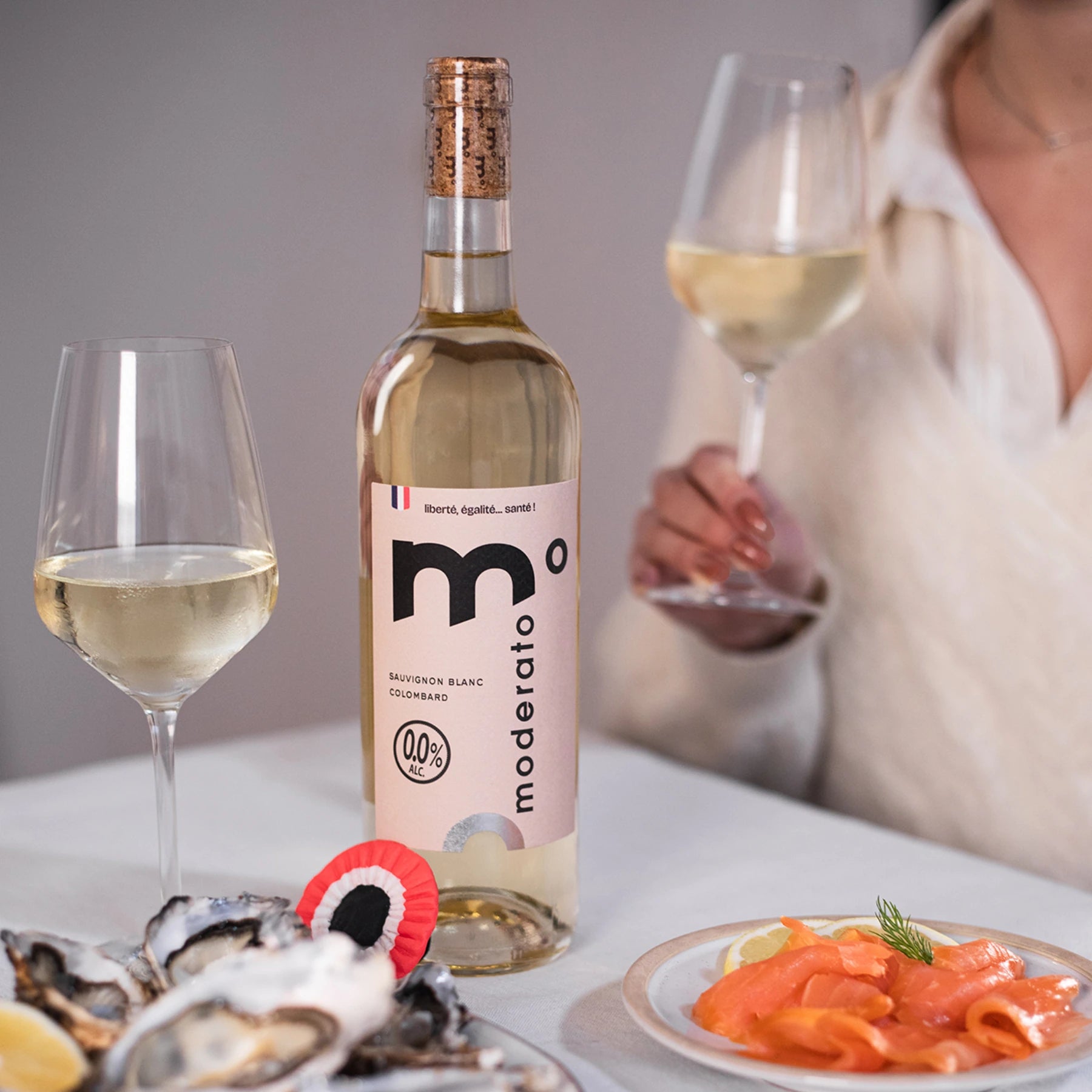 Moderato alcohol-free white wine served with oysters and seafood, fresh pairing moment.