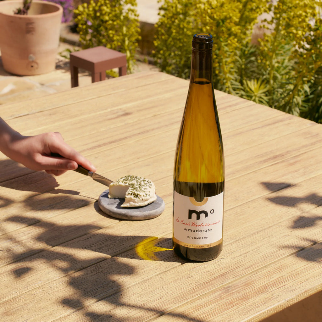 Moderato Cuvée Révolutionnaire Colombard alcohol-free white wine paired with soft cheese on wooden table