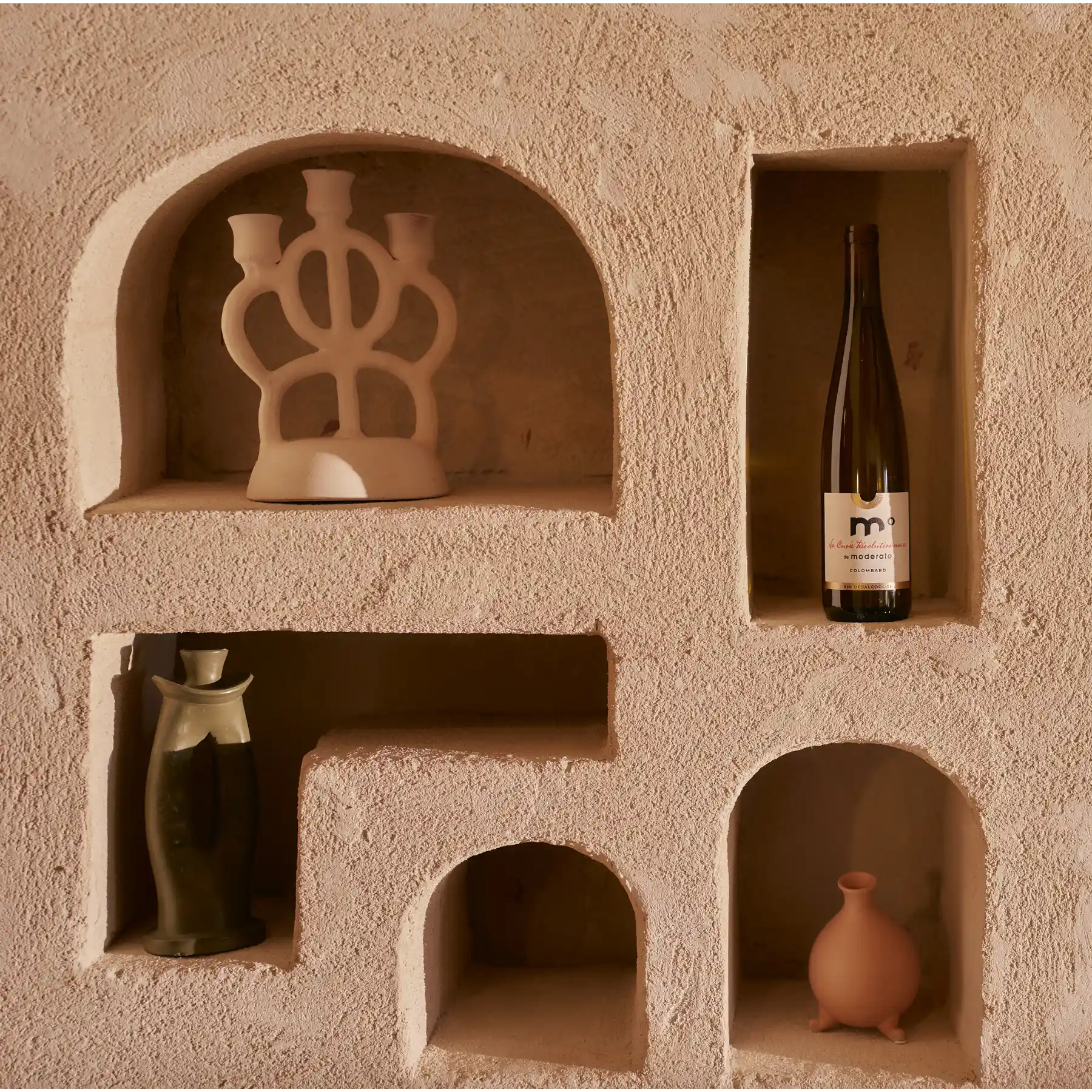 Moderato Cuvée Révolutionnaire Colombard alcohol-free white wine bottle displayed in textured interior niche