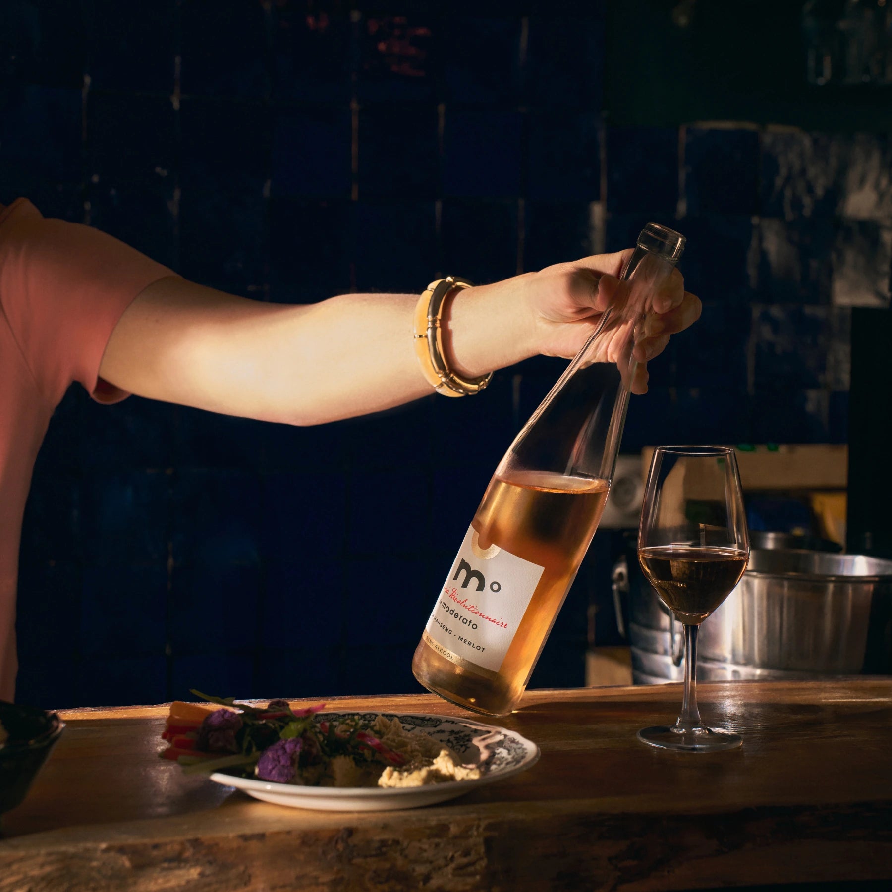 Moderato Cuvée Révolutionnaire rosé Gros Manseng Merlot alcohol-free wine being poured into glass in bar setting