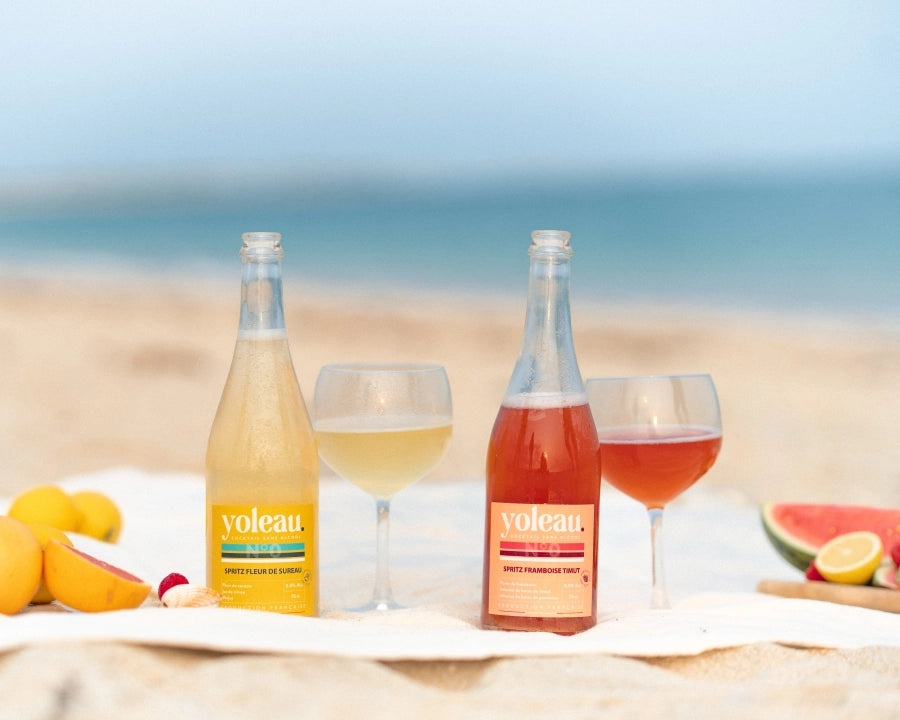Alcohol-free spritz apero on the beach with Yoleau drinks and glasses