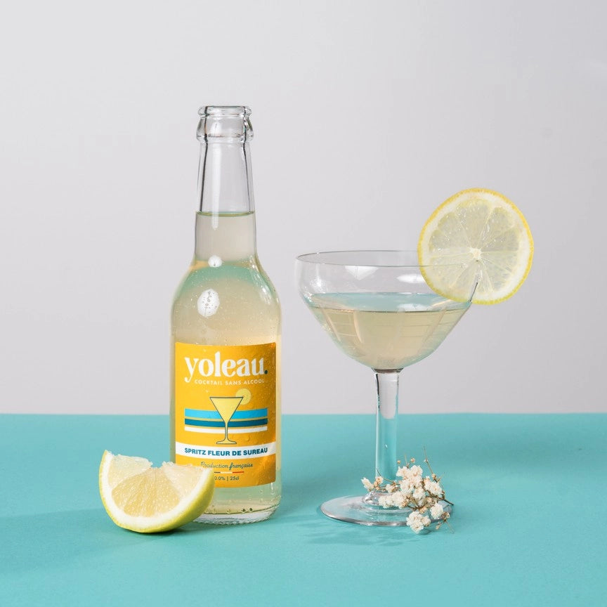 Yoleau Elderflower Spritz mocktail 0.0% alcohol-free drink served in a glass with lemon garnish.