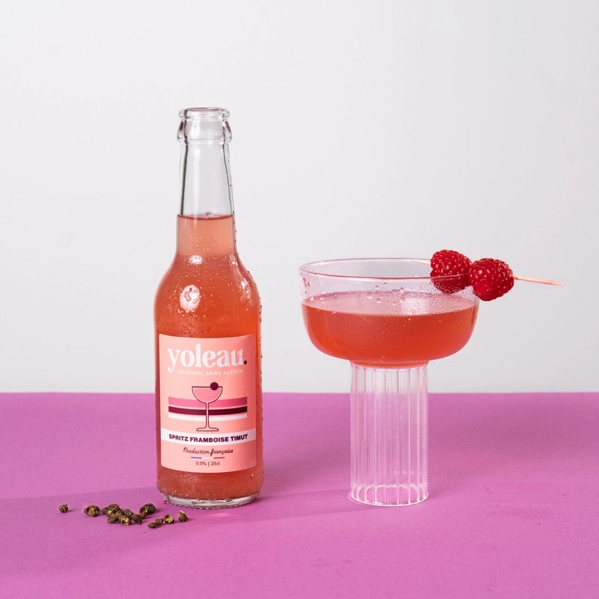 Yoleau Raspberry Spritz mocktail 0.0% alcohol-free drink served in a glass with raspberries.