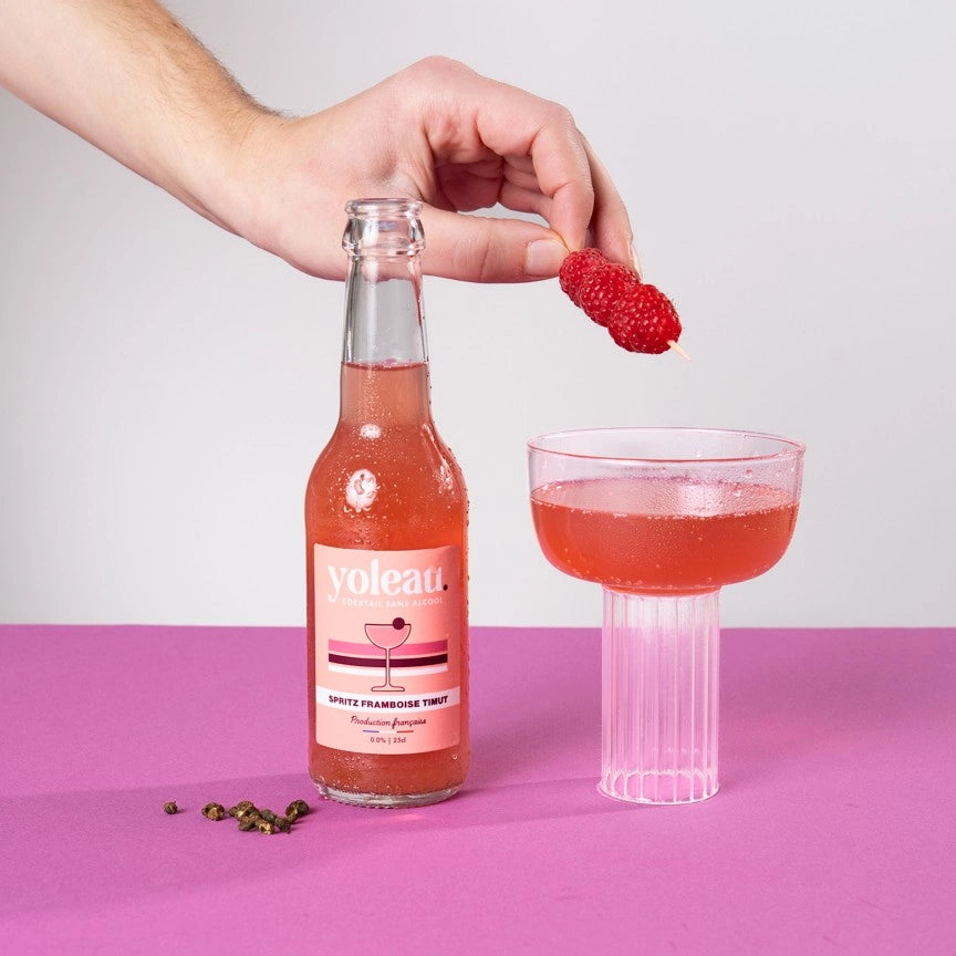 Yoleau Raspberry Spritz mocktail 0.0% alcohol-free drink served in a glass with raspberries.