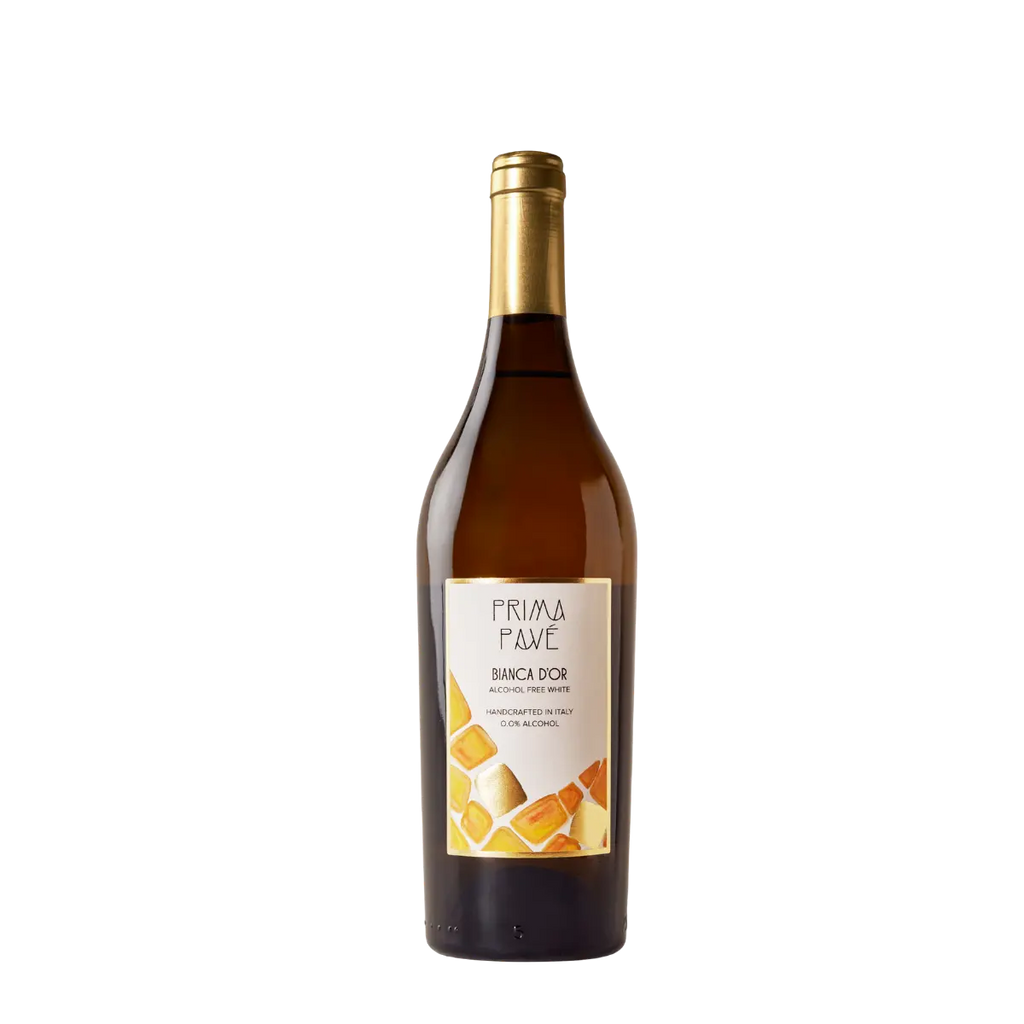 Láhev 750 ml PRIMA PAVÉ Bianca D’Or, nealkoholického tichého bílého vína, na průhledném pozadí.